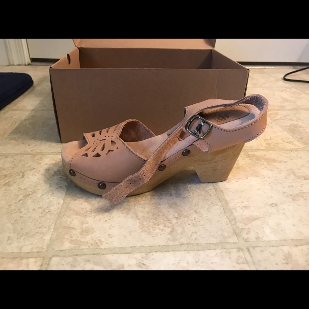 Sbicca wedge, only worn once, size 8.